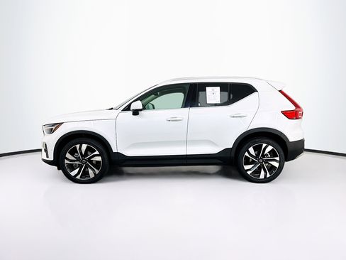 Used 2025 Volvo XC40 B5 Plus image 4