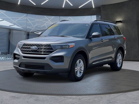 Used 2023 Ford Explorer XLT AWD/4WD image 2