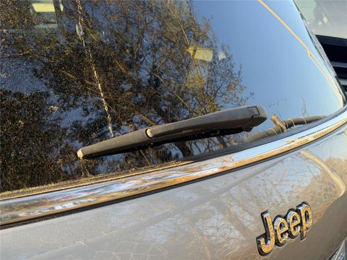 Used 2024 Jeep Grand Cherokee L Laredo image 5