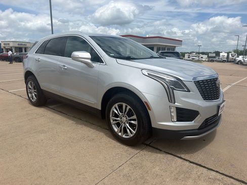 Used 2020 Cadillac XT5 Premium Luxury FWD image 3
