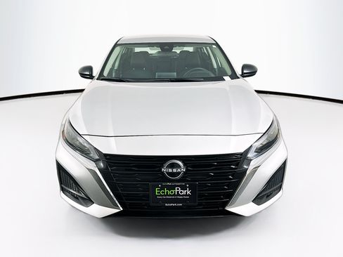 Used 2025 Nissan Altima 2.5 SV FWD image 2