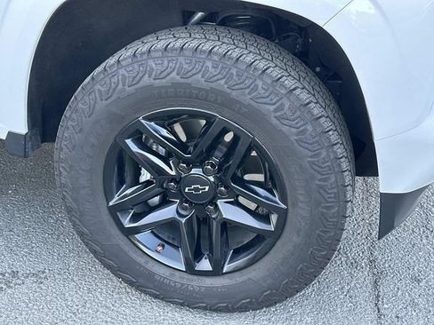 Used 2025 Chevrolet Colorado Z71 w/ Technology Package AWD/4WD image 7