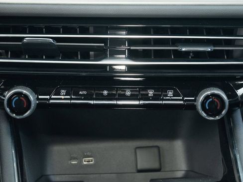 Used 2026 Chevrolet Traverse LT w/ Driver Confidence Package FWD image 27