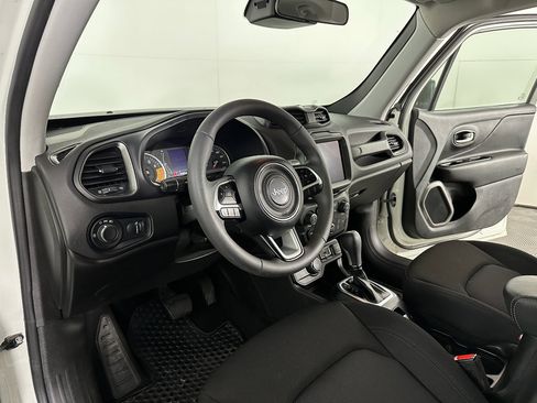 Used 2023 Jeep Renegade Latitude image 2