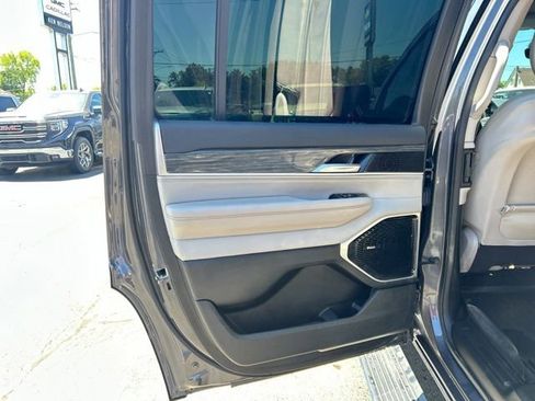 Used 2022 Jeep Wagoneer Series III w/ Premium Group I AWD/4WD image 20
