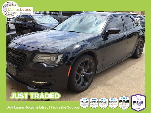 Used 2022 Chrysler 300 Touring L image 1