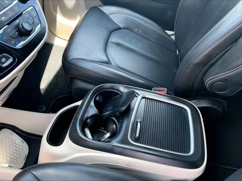 Used 2024 Chrysler Pacifica Touring-L FWD image 16
