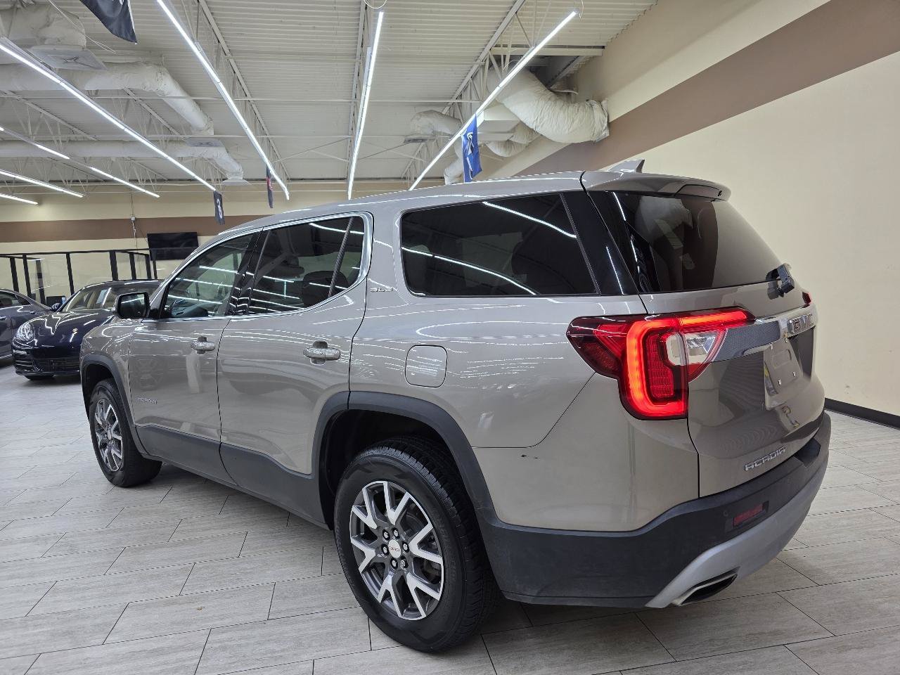 Used 2022 GMC Acadia SLE FWD image 8