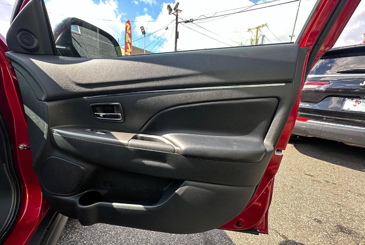 Used 2025 Mitsubishi Outlander Sport LE AWD/4WD image 19