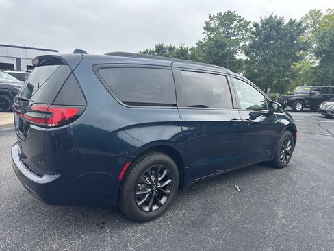 Used 2022 Chrysler Pacifica Touring-L w/ S Appearance Package AWD/4WD image 3