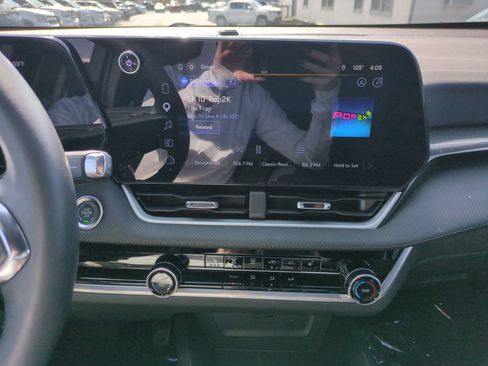 Used 2026 Chevrolet Equinox LT FWD image 23