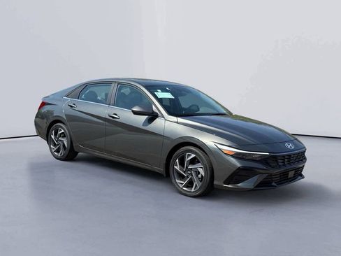 Used 2025 Hyundai Elantra SEL w/ Cargo Package FWD image 1