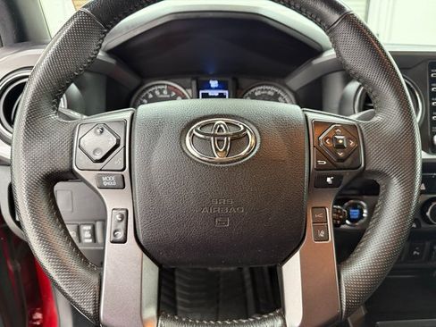 Used 2022 Toyota Tacoma TRD Sport w/ Technology Package image 10