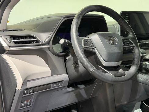 Used 2024 Toyota Sienna Limited AWD/4WD image 17