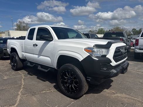 Used 2018 Toyota Tacoma SR image 1