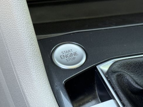 Used 2023 Volkswagen Tiguan SE w/ Panoramic Sunroof Package FWD image 23