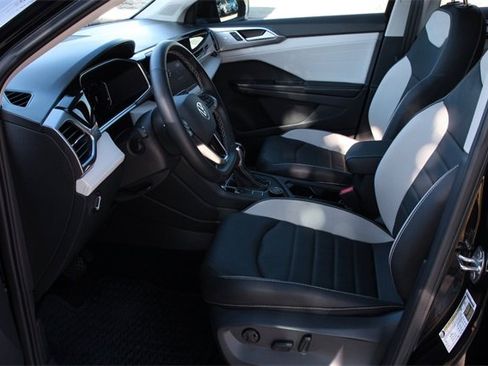 Certified 2025 Volkswagen Taos SEL image 9
