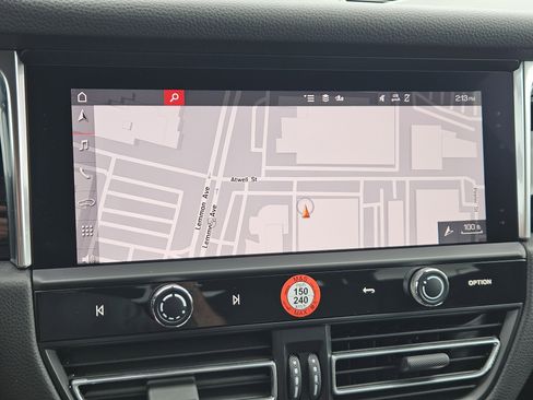 Certified 2025 Porsche Macan image 17