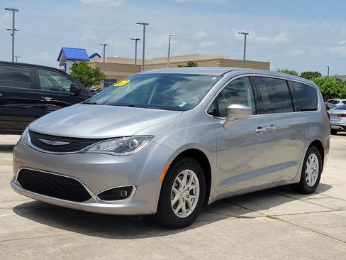 Used 2020 Chrysler Pacifica Touring FWD image 2