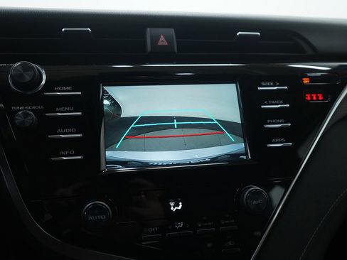 Used 2018 Toyota Camry SE image 21