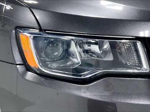 Used 2019 Jeep Grand Cherokee Laredo AWD/4WD image 36
