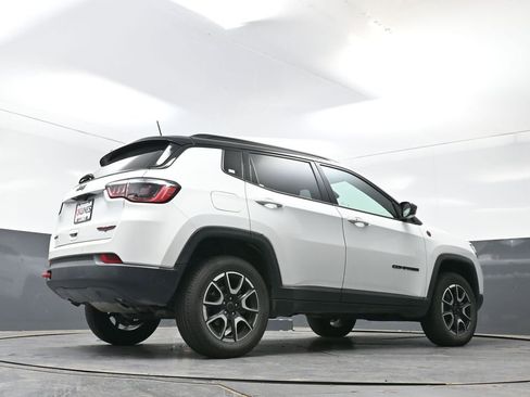 Used 2025 Jeep Compass Trailhawk AWD/4WD image 24