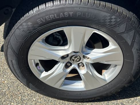 Used 2021 Toyota RAV4 XLE image 17