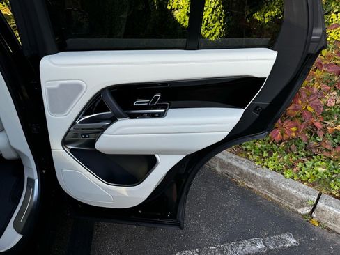 Used 2025 Land Rover Range Rover SE image 21