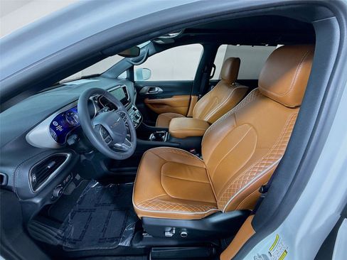 Used 2024 Chrysler Pacifica Pinnacle w/ Trailer Tow Group AWD/4WD image 2