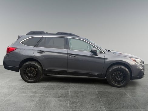 Used 2018 Subaru Outback 2.5i Premium image 3