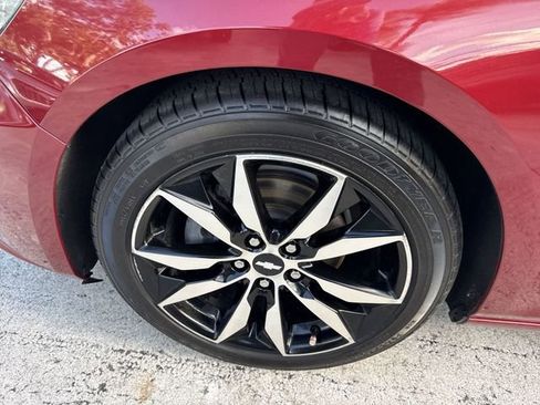 Used 2018 Chevrolet Malibu LT w/ Leather Package FWD image 10