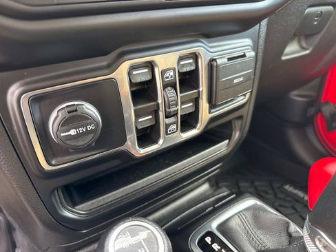 Used 2023 Jeep Gladiator Sport AWD/4WD image 24