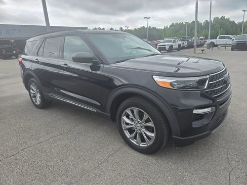 Used 2023 Ford Explorer XLT w/ Equipment Group 202A AWD/4WD image 2