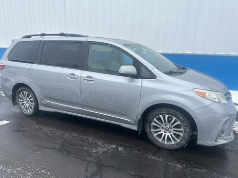 Used 2018 Toyota Sienna XLE Premium w/ Protection Package image 2