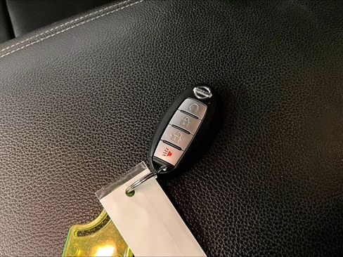 Used 2021 Nissan Titan SV w/ SV Convenience Package image 34