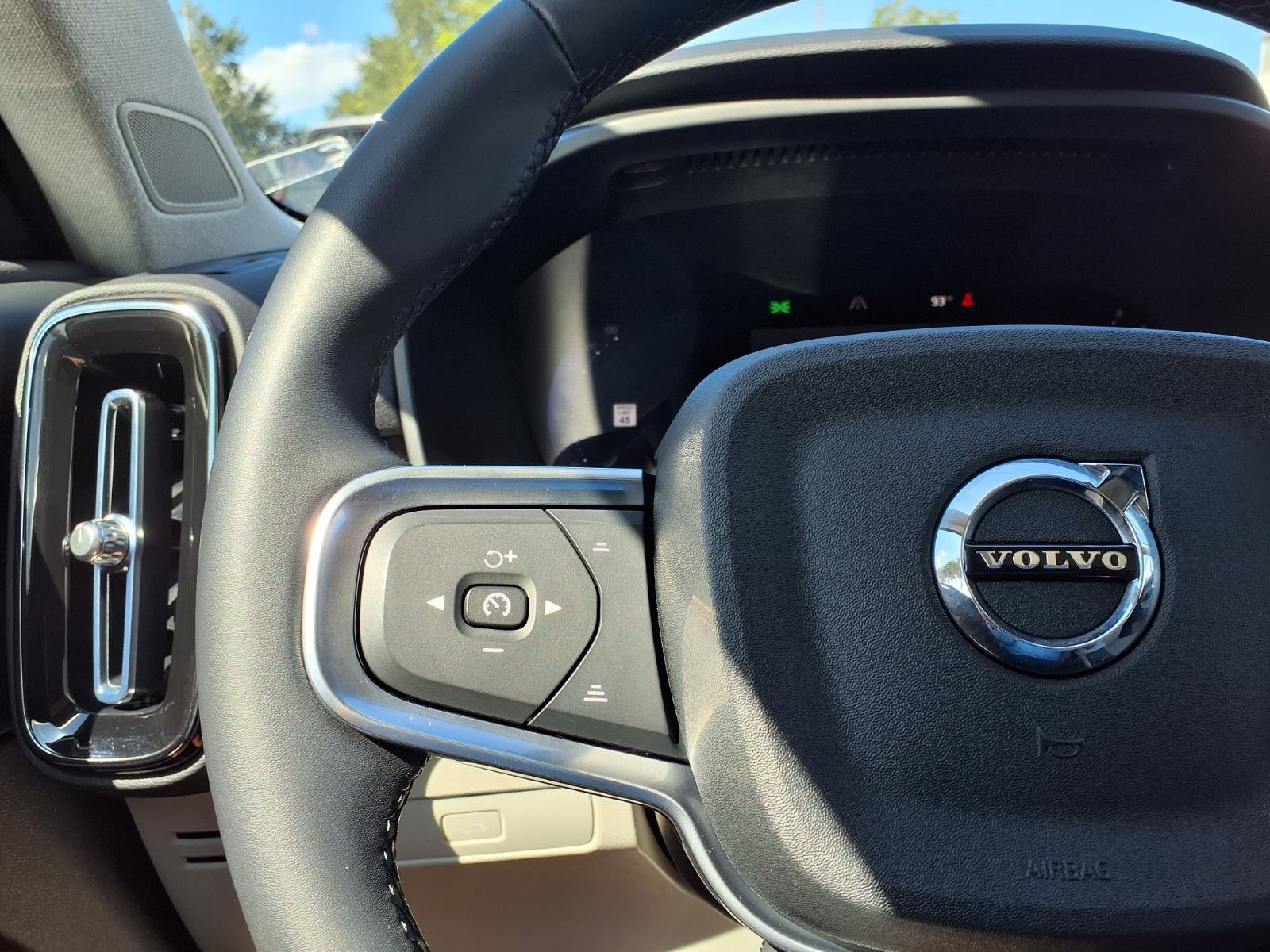 Certified 2023 Volvo XC40 B5 Ultimate w/ Protection Package Premier AWD/4WD image 32