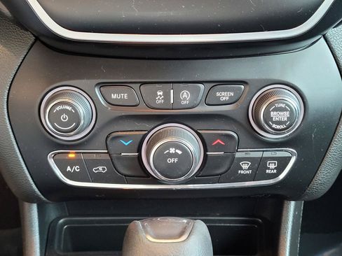 Used 2019 Jeep Cherokee Latitude w/ Popular Appearance Group FWD image 26