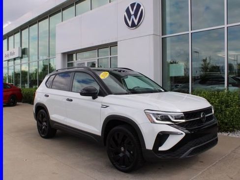 Used 2024 Volkswagen Taos SE AWD/4WD image 1