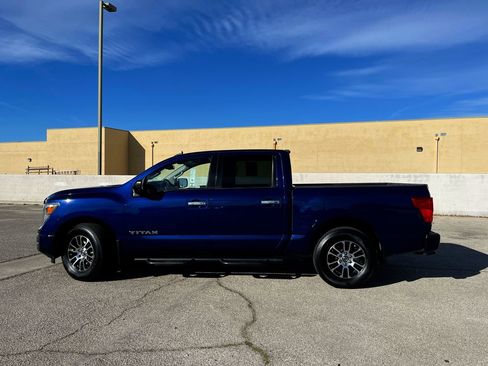 Used 2021 Nissan Titan SV w/ SV Convenience Package image 4