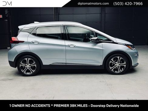 Used 2017 Chevrolet Bolt Premier w/ Driver Confidence II Package FWD image 8