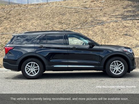 Used 2025 Ford Explorer Active w/ Active Comfort Package RWD image 8