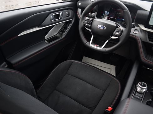 Used 2025 Ford Explorer ST image 2