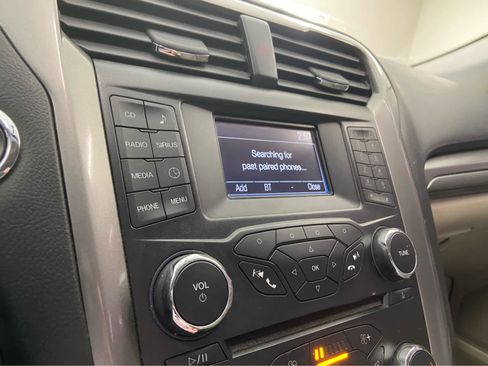 Used 2018 Ford Fusion SE image 25