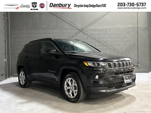 Used 2024 Jeep Compass Latitude AWD/4WD image 1