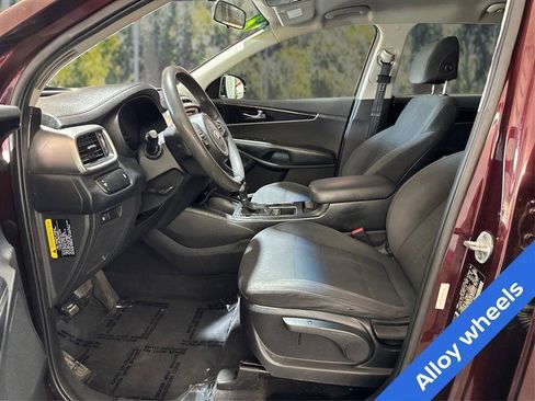 Used 2017 Kia Sorento AWD image 9