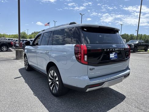 Used 2025 Ford Expedition Platinum w/ Driver's Package AWD/4WD image 5