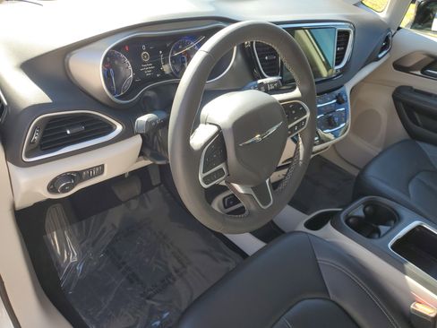 Used 2024 Chrysler Pacifica Touring-L image 14