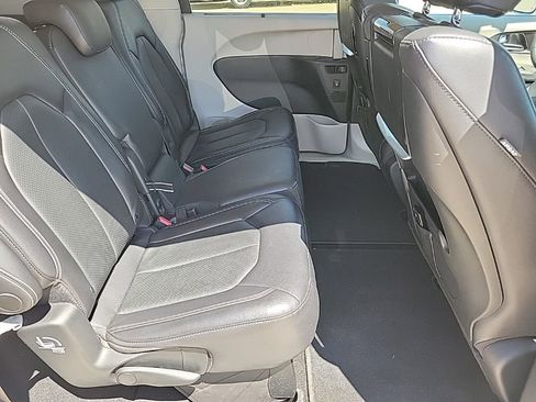 Used 2022 Chrysler Pacifica Touring-L w/ Uconnect Theater Family Group FWD image 11