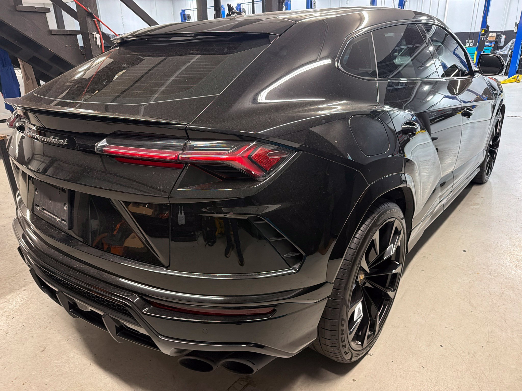 Used 2021 Lamborghini Urus AWD/4WD image 6