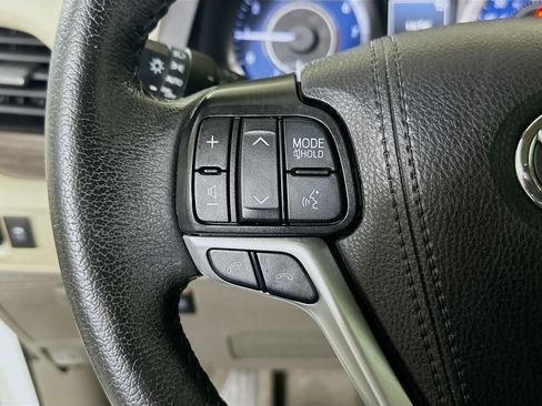 Used 2020 Toyota Sienna XLE FWD image 16